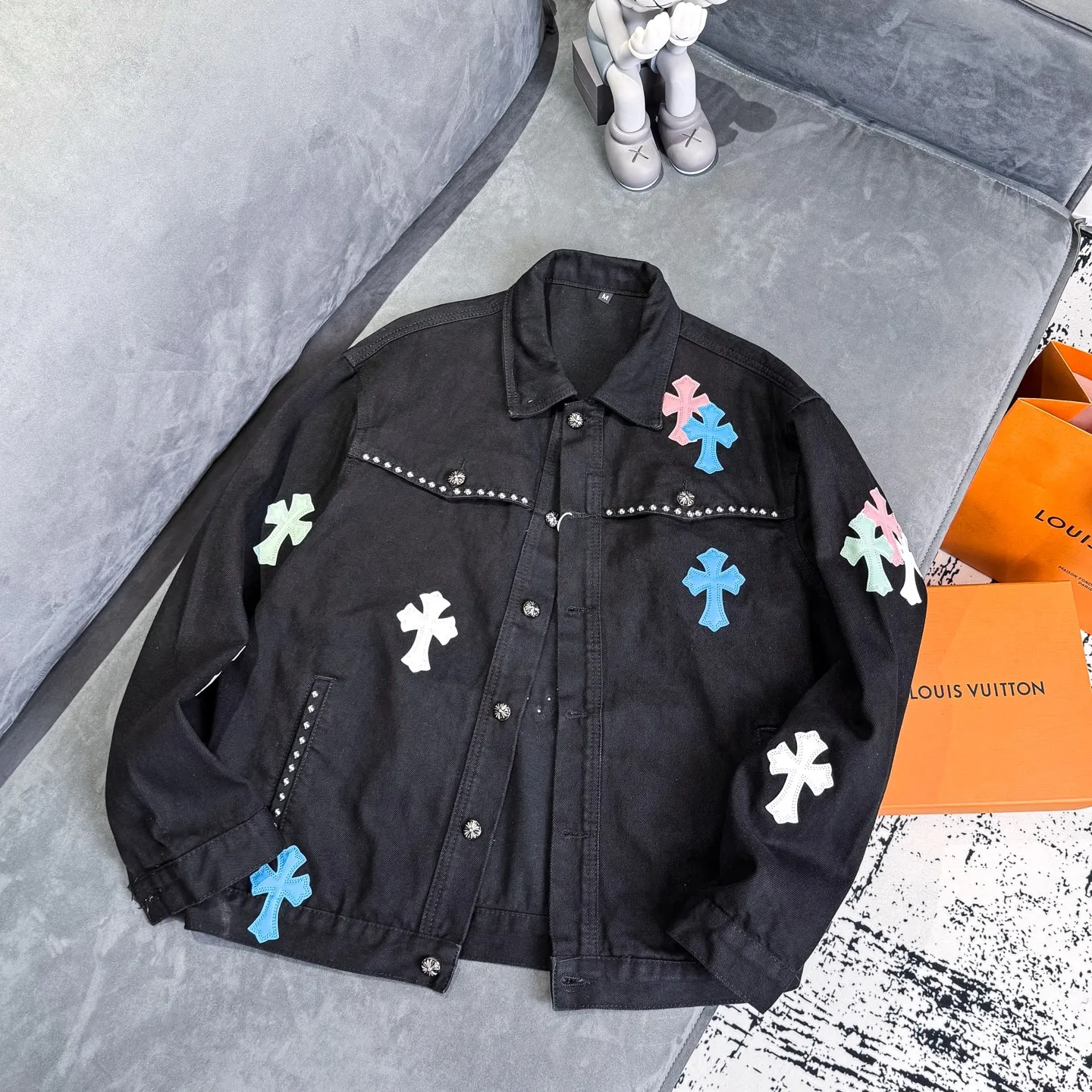 P280 Chrome Hearts Chrome Hearts heavy-duty denim jacket with rivets and multiple farts. The same model as the Internet celebrity star. The cross-printed denim jacket has a unique cross design element and is full of design. It is made of 100% denim cotton fabric with heavy coarse yarn count, which ensures a stiff and tough silhouette while being soft, comfortable and breathable. The lapel is designed with silver buttons and is full of texture. The classic white cross logo is all over the dress, making it a perfect versatile style for spring and summer! The original loose version is made of high-quality pure cotton fabrics. The fabric pattern is high-definition and delicate without burrs. It is comfortable and breathable to wear. All the buttons are molded and customized. It is casual and fashionable and can be matched with any bottoms. It can be windproof and sunproof in spring and summer. It can be worn outside in autumn and winter! Easily concave shape makes you look slimmer and taller, perfect for both men and women! Color: Black Size: S M L XL